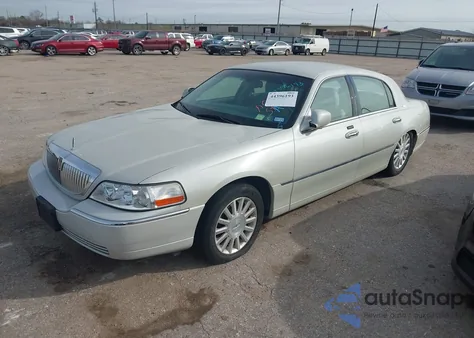 2004 Lincoln Town Car Signature z USA, uszkodzony, nr VIN 1LNHM81W34Y686997